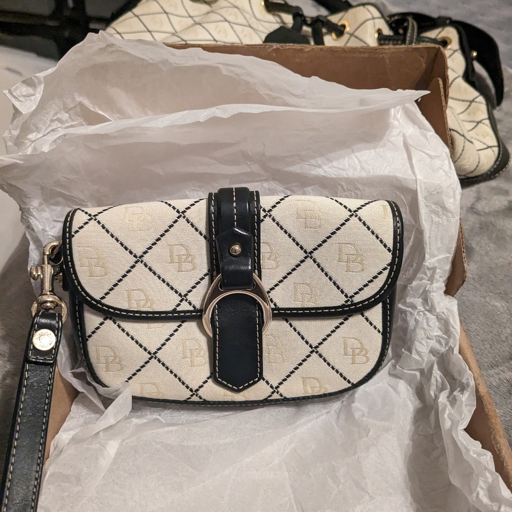Dooney & Bourke wristlet